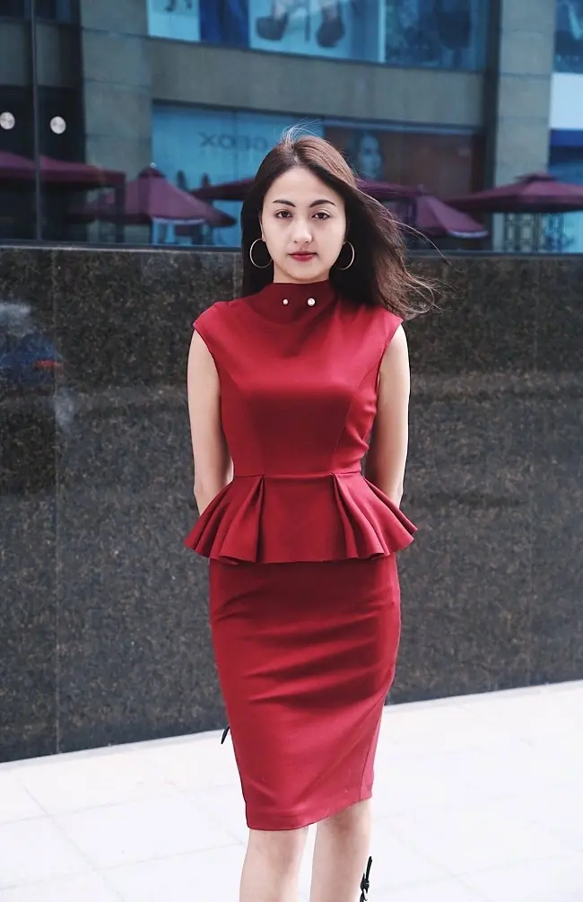 Chân váy bút chì phối đồ với áo peplum