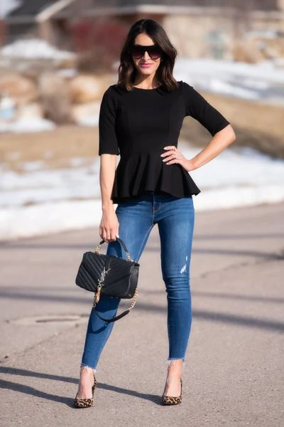 Sử dụng giày cao gót trong cách phối đồ với áo peplum