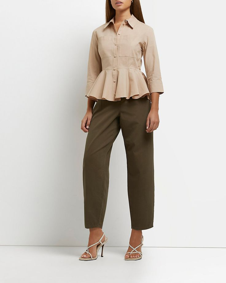 Quần âu trong cách phối đồ với áo peplum