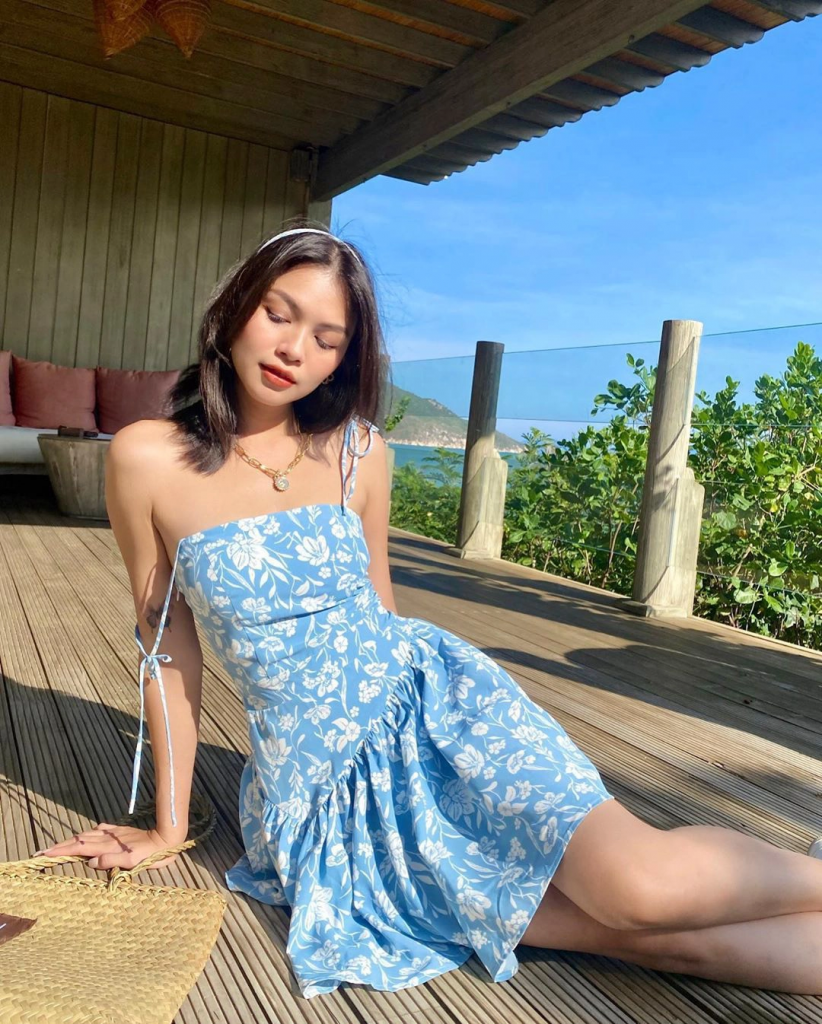 Váy hai dây họa tiết trong cách phối đồ đi biển cho người thấp