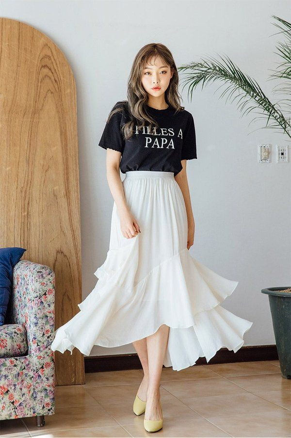 Chân váy dài trong cách phối đồ đi biển cho người thấp