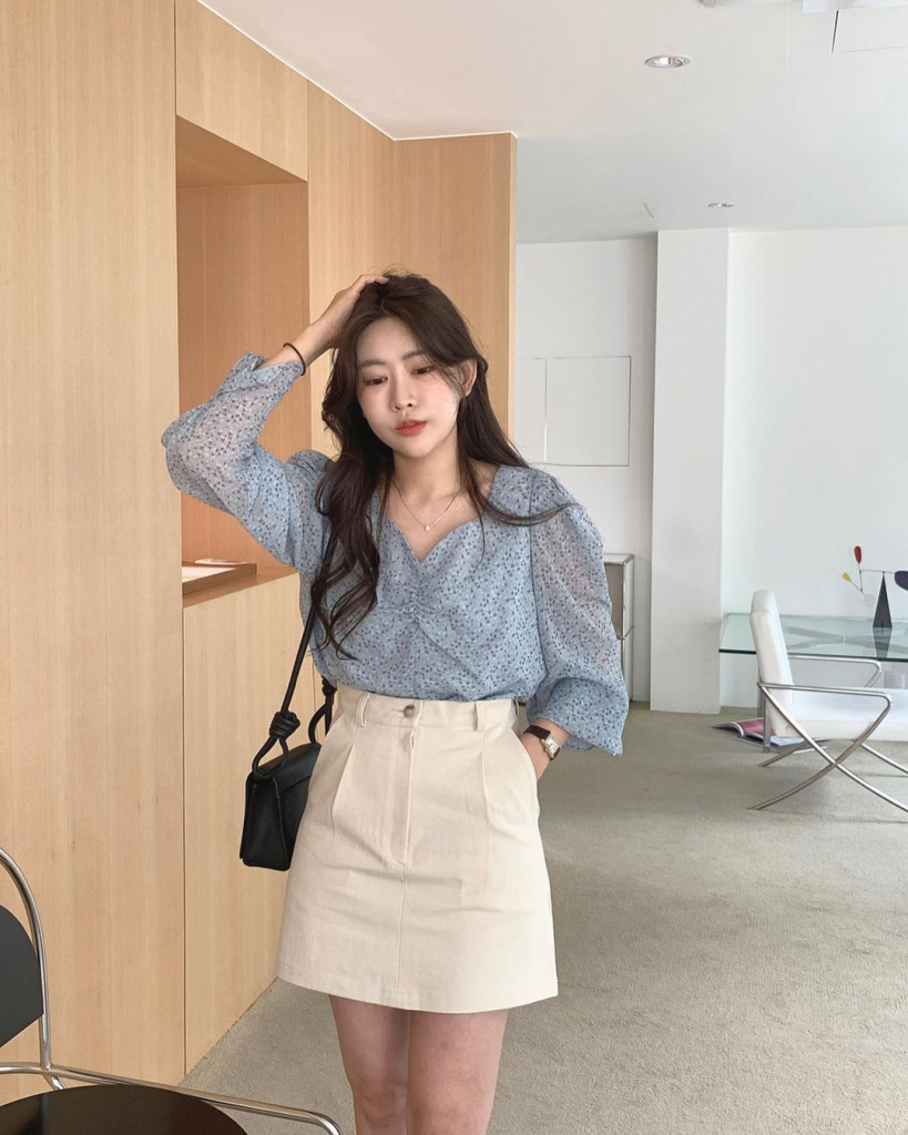 Cách phối đồ với chân váy ngắn đi biển cho người thấp