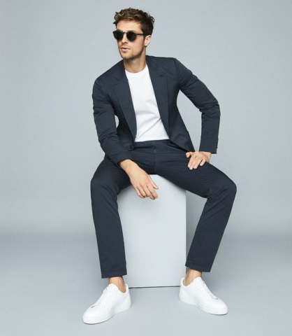 Phối đồ với áo blazer cùng quần âu