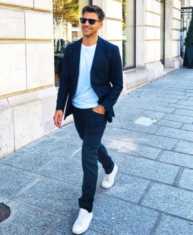 Áo blazer trong cách phối đồ với áo thun